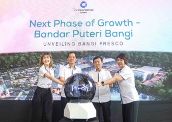 TEH Chin Guan (dua kiri), Pengurus Besar Bahagian Bangi & Sepang IOI Properties Group, Wong Peen Fook (dua kanan), Ketua Pajakan & Runcit IOI City Mall, Aileen Goh (kanan) dan Ketua Pegawai Jualan, Pemasaran & Penjenamaan IOI Properties, Nicole Lee (kiri) melancarkan 'IOI Properties unveils next evolution of Bandar Puteri Bangi with Bangi Fresco' di IOI Galleria Bangi semalam. - UTUSAN/AMIR KHALID