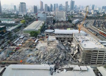 GAMBAR dari udara menunjukkan tapak bangunan yang sedang dalam pembinaan runtuh di Bangkok, sehari selepas gempa bumi melanda tengah Myanmar dan Thailand.-AFP