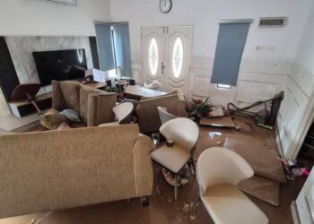 KEADAAN rumah Mastam selepas dilanda banjir kelmarin.