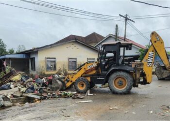 PEKERJA SWM Environment menjalankan kerja-kerja pembersihan sisa sampah akibat bencana banjir yang melanda Johor sejak beberapa hari lalu.