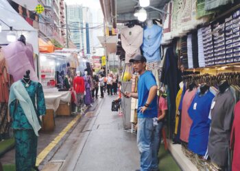SUASANA lengang selepas perubahan susun atur tapak perniagaan bazar Aidilfitri di Jalan Tunku Abdul Rahman, Kuala Lumpur semasa tinjauan Utusan Malaysia kira-kira pukul 4.30 petang, semalam. 
– UTUSAN/NUR EZZATUL HUSNA