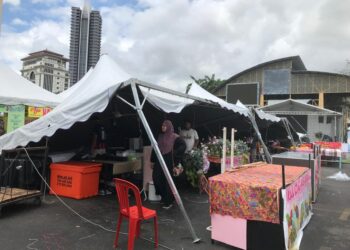 ANTARA khemah yang mengalami kerosakan akibat dipukul ribut di kawasan Bazar Ramadan Stadium Sultan Muhammad Ke IV, Kota Bharu, Kelantan. - UTUSAN/ROSLIZA MOHAMED