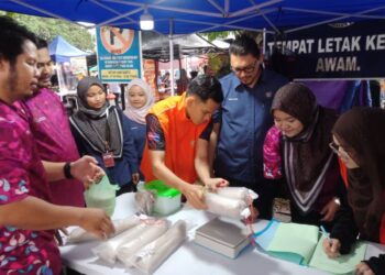 MOHD. Azmi Amer Khan (tiga, kanan) bersama sukarelawan menimbang lebihan makanan yang dikumpulkan pada program MySave Food @Bazar Ramadan 2025 di Bazar Ramadan Seksyen 17 di Shah Alam, Selangor, kelmarin. – UTUSAN/ABDUL RAZAK IDRIS