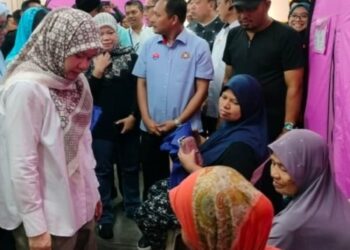 FADHLINA Sidek berbual dengan mangsa banjir yang ditempatkan di PPS SK Seri Kencana, Simpang Renggam, Johor.