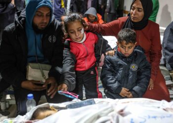 Sebuah keluarga bersedih atas kematian kanak-kanak akibat serangan udara tentera Israel di hospital di Beit Lahia, utara Semenanjung Gaza. Palestin kelmarin. – AFP