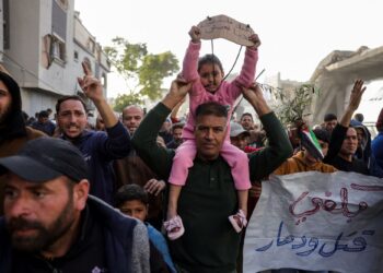 Rakyat Palestin memegang poster ‘Cukuplah pembunuhan dan kemusnahan’ dan ‘Anak-anak Palestin: Kami mahu hidup’ dalam demonstrasi menuntut perang ditamatkan di Beit Lahia, utara Semenanjung Gaza, semalam. -AFP
