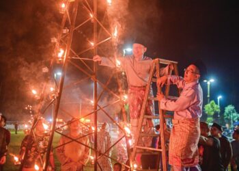 LEBIH 1,000 pelita dipasang pada 10 malam terakhir Ramadan bagi  menyambut kepulangan perantau ke negeri Terengganu di R&R Perasing, Kemaman, Terengganu. – MINGGUAN/PUQTRA HAIRRY