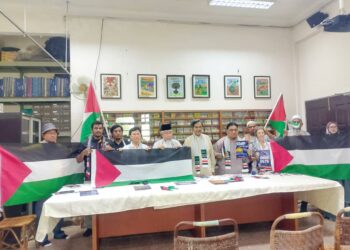 MOHIDEEN Abdul Kader (empat dari kanan) bersama aktivis kemanusiaan yang menyokong perjuangan Palestin dalam sidang akhbar di Jalan Masjid Negeri, George Town, Pulau Pinang., semalam.