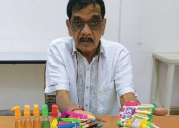 N.V SUBBAROW menunjukkan contoh gula-gula berbentuk peranti vape, rokok dan jarum suntikan yang kini membanjiri pasaran tempatan.