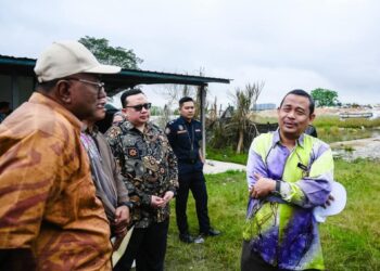 AHMAD Fadzli Ahmad Tajuddin (kanan) bersama pimpinan agensi kerajaan negeri dan pihak berkuasa tempatan meninjau tapak pelupusan sampah haram dekat Kampung Seri Sentosa, Ijok di Kuala Selangor  baru-baru ini. – Gambar Pejabat SUK Selangor