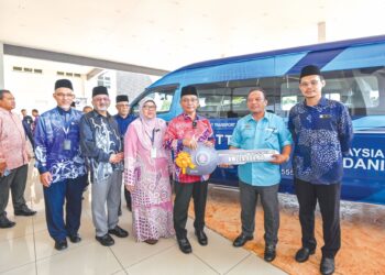 Mohd. Na’im Mokhtar (tiga dari kanan) menyerahkan sumbangan bas kepada Hospital Kuala Lumpur di Hospital Tunku Azizah, Kuala Lumpur semalam. – UTUSAN/SYAKIR RADIN