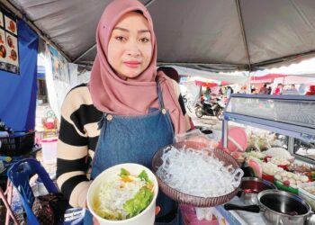 MAYANING Usoh menunjukkan kerabu senkel yang dijualnya di Bazar Ramadan di Gua Musang, Kelantan. – UTUSAN/AIMUNI TUAN LAH