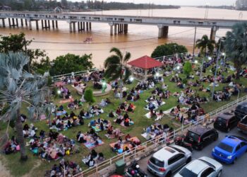 ORANG ramai memenuhi tepi Sungai Kelantan di Kota Bharu untuk berbuka puasa ketika tinjauan Utusan Malaysia kelmarin.-UTUSAN/KAMARUL BISMI KAMARUZAMAN.