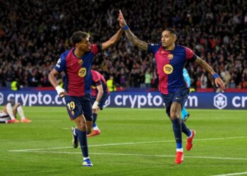Penyerang Barcelona, Raphinha (kanan) bersama Lamine Yamal meraikan jaringan gol ketiga pasukan mereka menentang Benfica dalam aksi Liga Juara-Juara di Estadi Olimpic Lluis Companys, semalam. – AFP