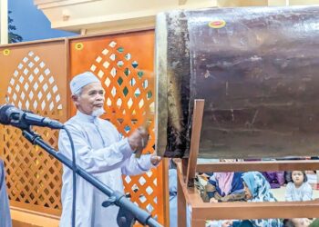 PUKULAN beduk di Masjid Kampung Jenjarom menandakan masuk waktu maghrib dan berbuka puasa pada Majlis Iftar Perdana Masjid Kampung Jenjarom sempena sambutan 100 tahun kampung itu, di Kuala Langat, Selangor, semalam. – UTUSAN/ABDUL RAZAK IDRIS