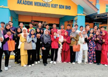 SEBAHAGIAN anak yatim dan pelajar asnaf menerima lesen menunggang motosikal percuma di Akademi Memandu Amkist (Amkist) Bachok, Kelantan, semalam. – UTUSAN/TOREK SULONG