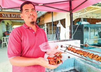 NORDIN Hassan menunjukkan puyuh golek yang dijual di gerainya 
di Kuala Besut, Terengganu. – UTUSAN/WAN ZURATIKAH IFFAH WAN ZULKIFLI