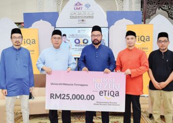 MOHD. Zamri Ibrahim (dua dari kiri) menerima replika cek daripada Etiqa untuk program tajaan Universiti Malaysia Terengganu (UMT) di Kuala Nerus, Terengganu semalam.