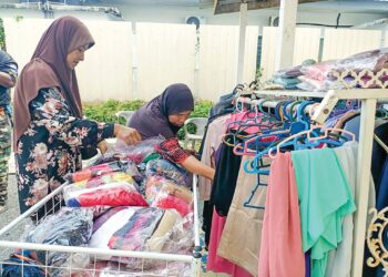 ORANG ramai memilih pakaian raya percuma di butik komuniti sukarelawan kebajikan negeri Perlis di Repoh, Kangar, Perlis semalam