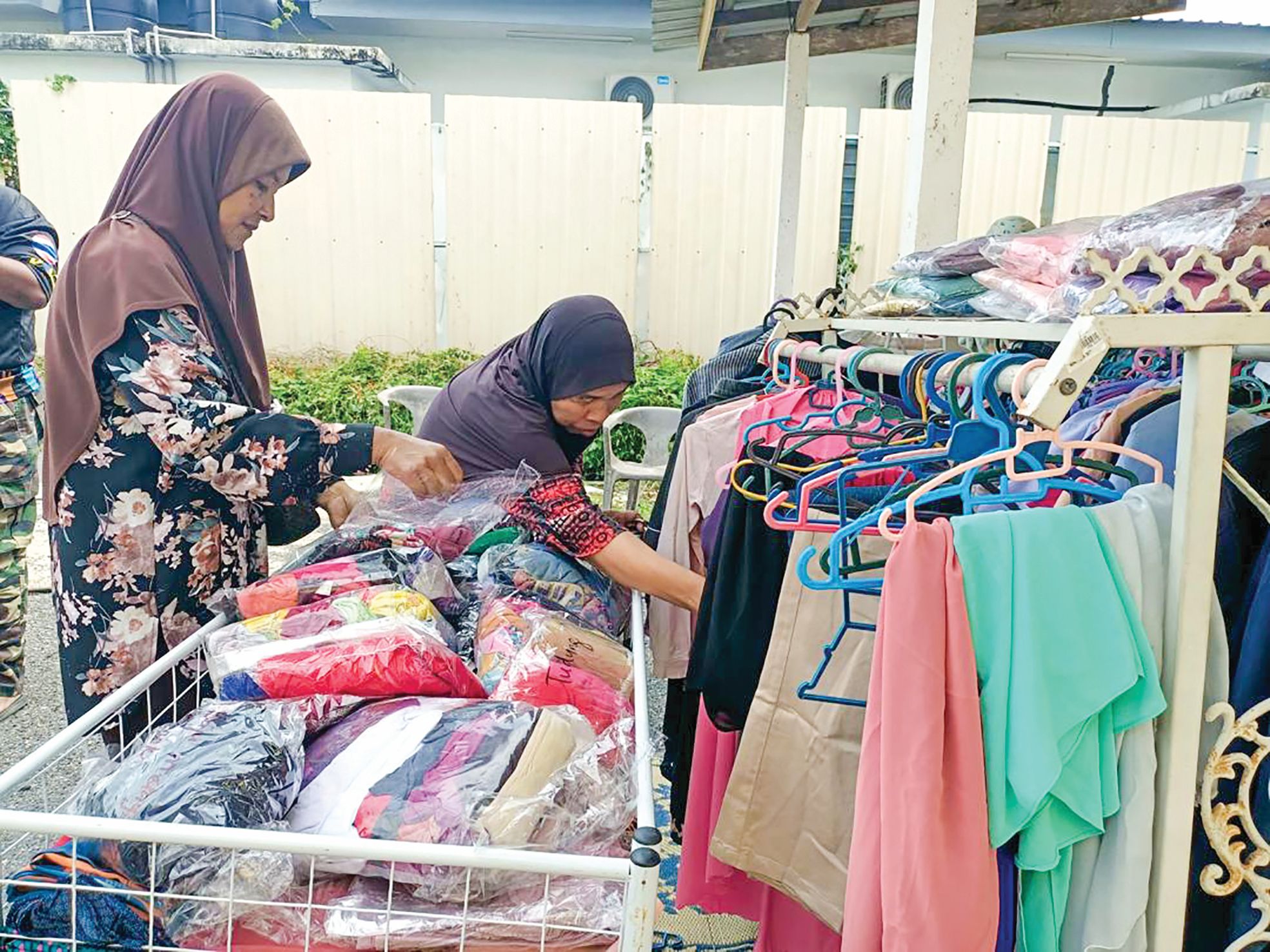 Butik komuniti tawar pakaian raya percuma diserbu