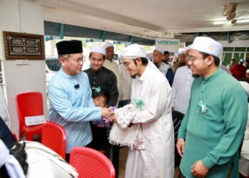 MOHD. NA’IM Mokhtar menyantuni guru-guru agama pada program Ziarah Santun Asatizah Du’at Al-Falah dan Berbuka Puasa sempena Lawatan Rasmi ke Kedah di Pondok Bukit Jagong, Pendang,  malam semalam.