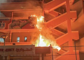 Penduduk Palestin cuba memadamkan api di Jabatan Kecemasan Hospital Nasser yang terbakar akibat serangan udara tentera Israel di Khan Yunis, selatan Gaza semalam. – AFP