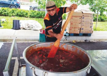 AZRUL Hisyam Ahmad menunjukkan lamb shank yang dimasak dalam periuk besar dekat Bazar Ramadan Galeria SA Sentral, Shah Alam, Selangor. – UTUSAN/MOHAMAD NAUFAL MOHAMAD IDRIS
