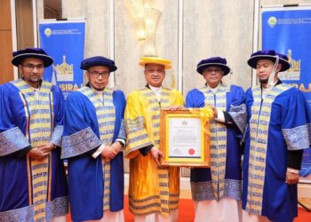 Tuanku Syed Faizuddin Putra Jamalullail menerima Watikah Pemasyhuran Semula sebagai Canselor Universiti Islam Antarabangsa Tuanku Syed Sirajuddin (UniSIRAJ) dalam majlis yang di Kuala Lumpur, baru-baru ini. -IHSAN MAIPs