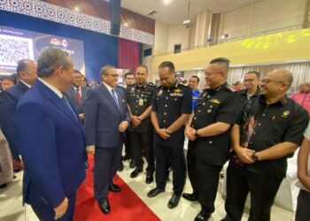AMINUDDIN Harun dan Shamsul Azri beramah mesra dengan penjawat awam  pada  Program Jelajah Taat Setia Madani Peringkat Negeri Sembilan di Seremban semalam. – UTUSAN/NOR SHAFAWATI YUP