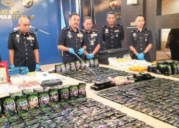 HAMZAH Ahmad menunjukkan hasil rampasan dadah dalam sidang akhbar di IPK Pulau Pinang di George Town, Pulau Pinang semalam.