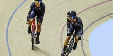 Nurul Izzah Izzati Mohd Asri (kanan) dan Nur Alyssa Mohd. Farid bersaing dalam acara pecut wanita elit pada Kejohanan Trek Asia 2025 di Velodrom Nasional, Nilai awal bulan ini. – UTUSAN/AMIR KHALID