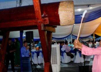 MOHD. NASIR Abd. Latif memukul beduk di pekarangan masjid penanda masuk waktu solat dan berbuka puasa di Masjid Kampung Teluk Ira di Temerloh, Pahang. - UTUSAN/SALEHUDIN MAT RASAD