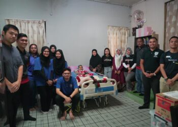 SEKUMPULAN pelajar UKM-GSB  mengambil inisiatif melawat ke beberapa rumah pesakit kanser wanita di sekitar Lembah Klang.