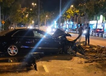 KERETA Mercedes Benz E300 yang dipandu mangsa mengalami kerosakan teruk pada bahagian hadapan selepas merempuh sebatang pokok di Jalan Taman Pertam Jaya, Melaka.
