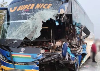 BAHAGIAN hadapan kiri bas ekspres rosak selepas melanggar belakang sebuah treler  di Kilometer 61.9 Lebuhraya Utara-Selatan, arah selatan di Kluang.