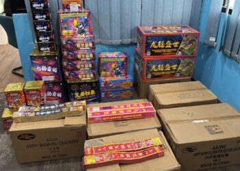 POLIS merampas pelbagai jenis mercun dan bunga api tanpa permit yang dijual di sekitar Melaka sepanjang tahun lalu.