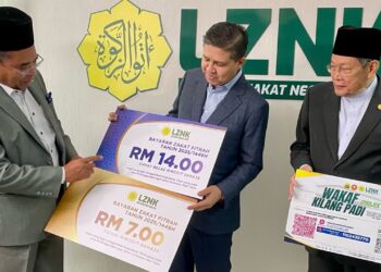 NORIZAN Khazali (tengah) di samping Fadzil (kanan) dan Ketua Pegawai Eksekutif LZNK, Datuk Zakaria Othman menunjukkan kadar zakat fitrah negeri Kedah di Menara Zakat, Alor Setar, Kedah, semalam.