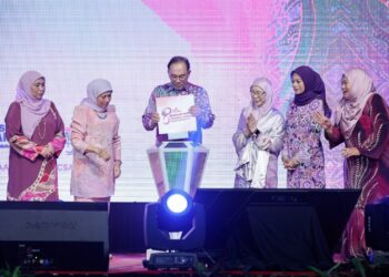 ANWAR Ibrahim merasmikan Sambutan Hari Wanita Antarabangsa 2025 di Pusat Dagangan Dunia, Kuala Lumpur hari ini.-UTUSAN/SHIDDIEQIIN ZON.