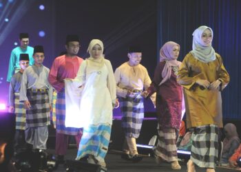 KAIN benang Johor diperagakan pada Majlis Pelancaran dan Kolaborasi Kain Benang Johor Koleksi Qalbu di Kompleks Warisan Sultan Abu Bakar Yayasan Warisan Johor, Johor Bahru, Johor, semalam-UTUSAN/RAJA JAAFAR ALI