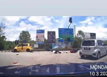 DUA motosikal dirempuh sebuah kereta yang dikatakan melanggar lampu merah dalam nahas di Jalan Felda Sendayan, Seremban, petang semalam.