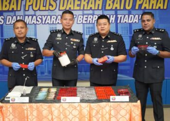 SHAHRULANUAR Mushaddat Abdullah Sani (dua dari kiri) menunjukkan dadah yang dirampas daripada seorang lelaki di Taman Puteri Jaya, Batu Pahat, Johor.
