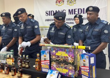 ROHAIZAD Ali menunjukkan sebahagian daripada mercun dan bunga api yang dirampas ketika sidang akhbar di Bagan Jermal, Butterworth, Pulau Pinang semalam.-UTUSAN/SITI NUR MAS ERAH AMRAN