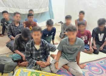 SEBAHAGIAN warga Myanmar terdiri daripada etnik Rohingya yang ditahan dalam serbuan oleh JIM Kedah di sebuah rumah transit di Sungai Petani, Kedah, semalam.-GAMBAR/IHSAN IMIGRESEN