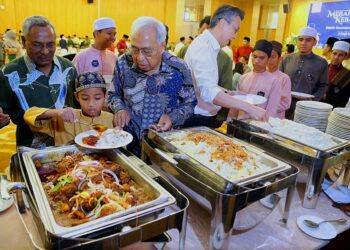 NOORDIN Mohd. Yatib (tengah) menyantuni anak-anak yatim pada pada majlis berbuka puasa di Bandar Sri Sendayan, Seremban, semalam.-UTUSAN/MOHD. SHAHJEHAN MAAMIN.