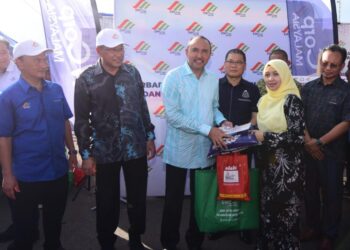 MOHD. JAFNI Md. Shukor (tiga dari kiri) menyampaikan sumbangan sempena Sesi Libat Urus Kempen Hargai Makanan Elak Pembaziran di Bazar Ramadan, Jalan Merbau, Kulai, semalam.