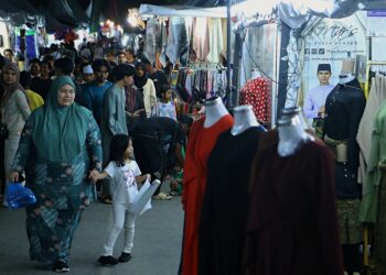 SUASANA meriah dengan kunjungan orang ramai di Bazar Aidilfitri Dataran Senawang, Seremban ketika tinjauan semalam. UTUSAN/MOHD. SHAHJEHAN MAAMIN