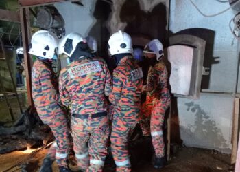 ANGGOTA bomba berusaha mengeluarkan mangsa yang terjatuh ke dalam mesin dandang (boiler) di sebuah kilang di Gemas, Tampin malam semalam, GAMBAR/IHSAN BOMBA