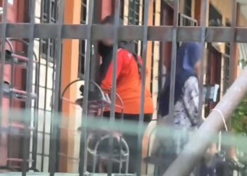 TANGKAP layar video tular menunjukkan pembantu pengurusan murid mengasari seorang pelajar autisme di sebuah sekolah rendah di Kelana Jaya, Selangor.