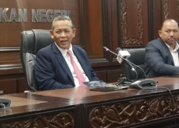 AMINUDDIN Harun pada sidang akhbar selepas mempengerusikan Mesyuarat Mingguan Exco di Wisma Negeri, Seremban hari ini.-UTUSAN /NUR SHARIEZA ISMAIL