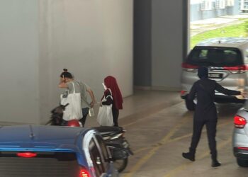 PUTERI i Nurin Amalin Ahmad Daud (tengah) dibawa ke Mahkamah Sesyen Serembani hari ini bagi prosiding hukuman atas pertuduhan penganiayaan dengan menekap sudu panas pada empat kanak-kanak.-UTUSAN/NOR SHAFAWATI YUP.